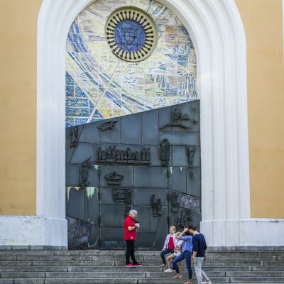 Bild vergrößern: Hauptportal Kirche Kreuzberg - ein Gstefhrer mit einer Gruppe