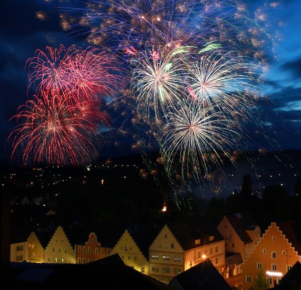 Abendhimmel ber Schwandorf mit Feuerwerk.