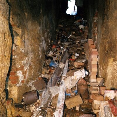 Bild vergrößern: Ein Kellerhals im System A vor der Rumung im Felsenkeller Labyrinth.