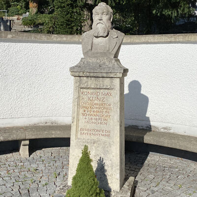 Auf einem steinernen Sockel, steht der nachgebildete Kopf von Konrad Max Kunz.