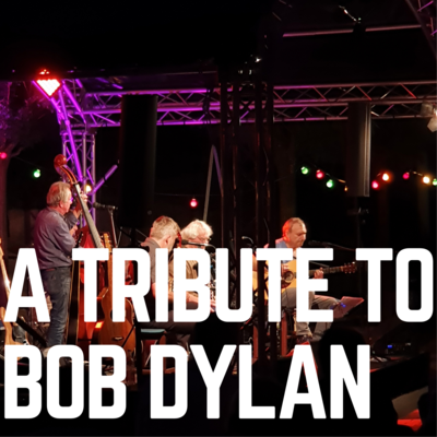 Bild vergrößern: Auf dem Foto ist der Schriftzug "A Tribute to Bob Dylan" in weien Blockbuchstaben zu sehen. Im Hintergrund ist die Musikgruppe Yankee Meier and Friends auf der Open-Air Bhne des Kultursommer 2021 zu sehen.