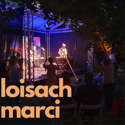 Orangene Schrift auf Foto: "Loisach Marci"
Im Hintergrund ist die Musikgruppe um Loisach Marci auf der Open-Air Bhne des Come Together Festivales 2021.