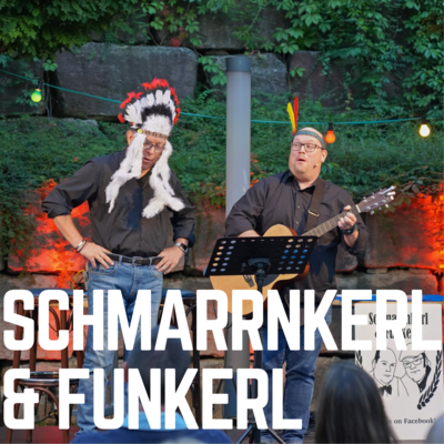 Auf dem Foto ist der Bandname "Schmarrnkerl & Funkerl" in weien Blockbuchstaben zu sehen. Im Hintergrund ist die Musikgruppe Schmarrnkerl & Funkerl auf der Open-Air Bhne des Kultursommer 2020 zu sehen.