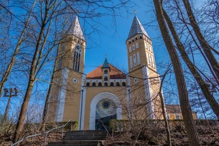 Bild vergrößern: Hinter den blattlosen Ästen erstrahlt die Kreuzbergkirche.