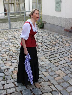 Bild vergrößern: Bierführung - Die Kellnerin schimpft mit ihren Gästen - Schauspielführung durch Schwandorf