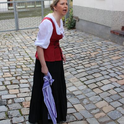 Bierführung - Die Kellnerin schimpft mit ihren Gästen - Schauspielführung durch Schwandorf