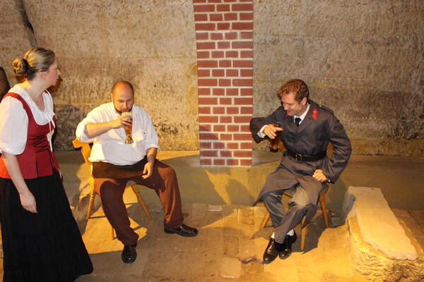 Bild vergrößern: Zum Abschluss der Bierführung kann man mit den Schauspielern ein Bierchen im Felsenkeller probieren.