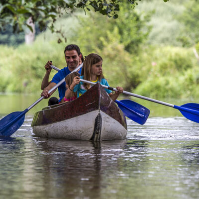 Bild vergrößern: Eine Familie fährt gemütlich mit einem Boot auf der Naab.
