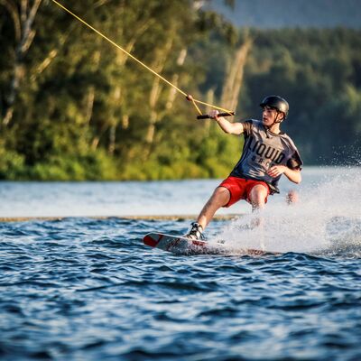 Bild vergrößern: Ein Wakeboarder fhrt an der Wakeboardanlage am Steinberger See.