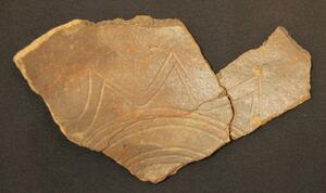 Bild vergrößern: Oberflächengraphitierte Bruchstücke einer Schale, östliche Flussterrasse, Ettmannsdorf,
Original im Stadtmuseum Schwandorf.