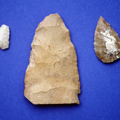 Bild vergrößern: Schnurkeramik, Pfeilspitzen und ein Dolchklingenfragment, westliche Flussterrasse Ettmannsdorf, 
Originale im Stadtmuseum Schwandorf.