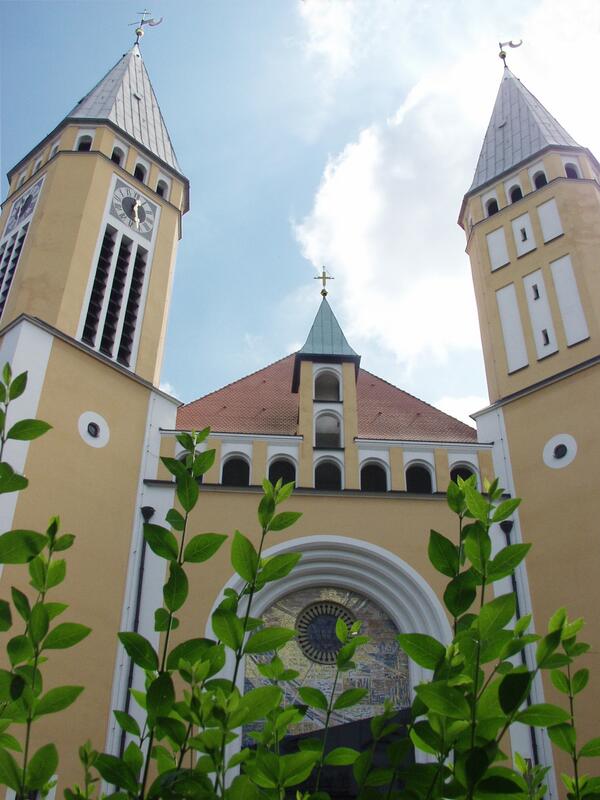 Bild vergrößern: Das Hauptportal der Kreuzbergkirche versteckt sich hinter den Bäumen.