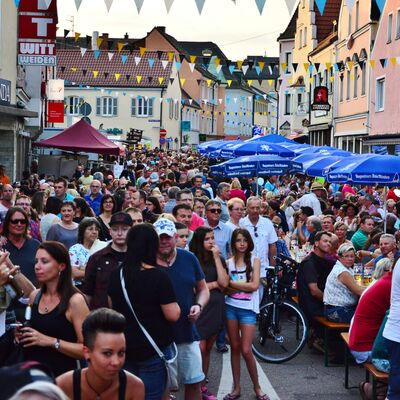 Bild vergrößern: Foto einer Menschenmenge auf der Friedrich-Ebert-Straße beim Bürgerfest 2015. Die Straße ist mit bunten Fahnen geschmückt.