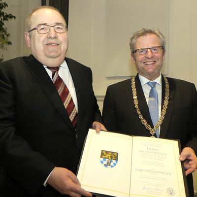 Bild vergrößern: Zwei Personen bei der Verleihung der Ehrenbürgerwürde.