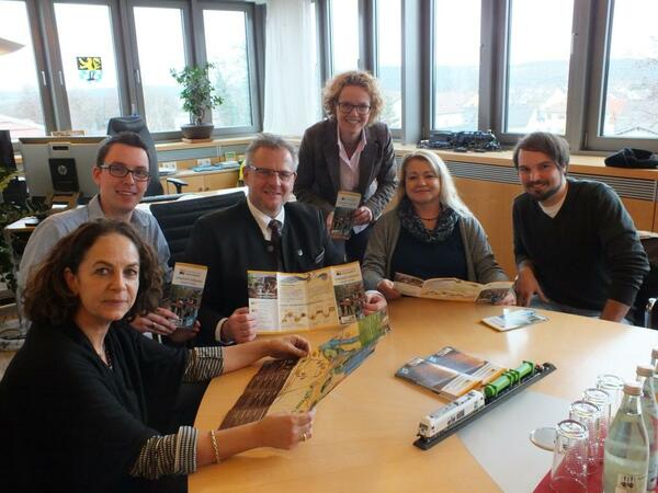 Sechs Personen stellen den Kinderstadtplan f&uuml;r die Stadt Schwandorf vor.