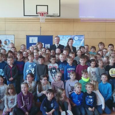 Bild vergrößern: Grundschüler zusammen mit Oberbürgermeister Andreas Feller und der Bayerischen Milchprinzessin Eva-Maria Bäuml.