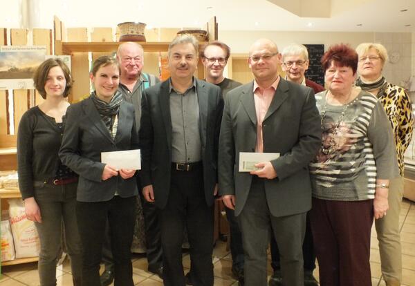 Neun Personen bei einer Spenden&uuml;bergabe der Fairtrade Steuerungsgruppe.