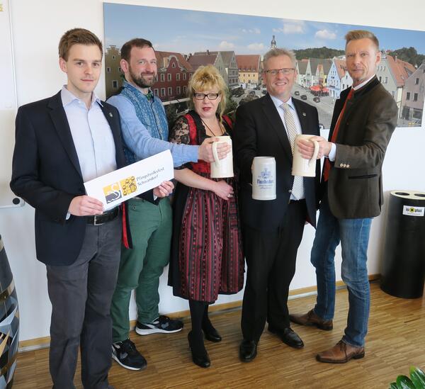 Fünf Personen werben für das Volksfest.