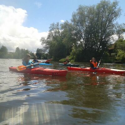Zwei Personen je in einem Kanu auf dem Fluss Naab.