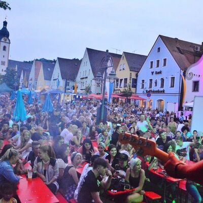 Bild vergrößern: Foto einer Menschenmenge auf dem Marktplatz beim Bürgerfest 2015.