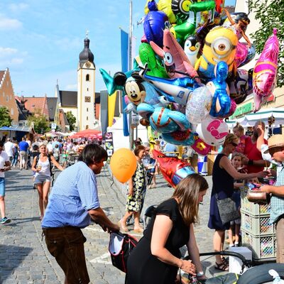 Bild vergrößern: Foto von bunte Luftballons in Form vom Zeichentrick-Charakteren und zwei Kund:innen.