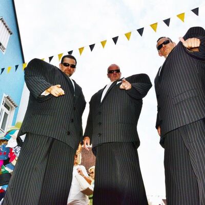 Bild vergrößern: Foto der Gruppe "DIE GENTLEMAN" in Anzügen zu Gast beim Bürgerfest.