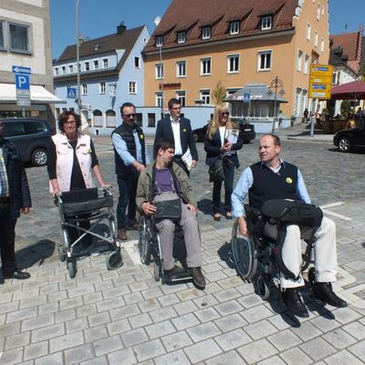 Bild vergrößern: Mehrere Personen testen bei einem Rundgang durch die Stadt Schwandorf die Barrierefreheit.