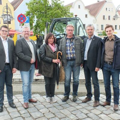 Bild vergrößern: Mehrere Personen die sich über Bauarbeiten zur Barrierefreheit informieren.