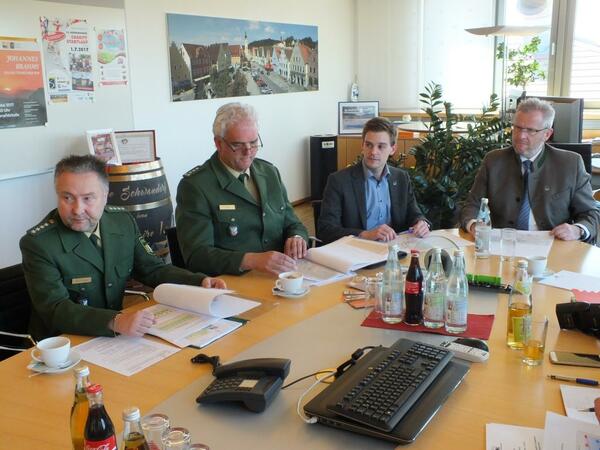 Zwei Polizeibeamte im Sicherheitsgespräch mit zwei Personen der Stadtverwaltung Schwandorf.