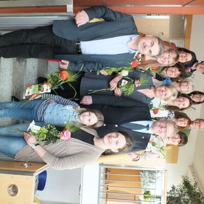 Bild vergrößern: Mehrere Personen erhalten eine "Fairtrade Rose". Dies ist eine Aktion der Fairtrade Steuerungsgruppe Schwandorf.