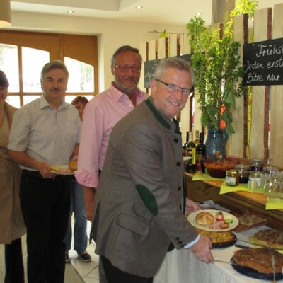 Bild vergrößern: Mehrere Personen bei der "Fairtrade Frühstücksaktion". Dies ist eine Aktion der Fairtrade Steuerungsgruppe Schwandorf.