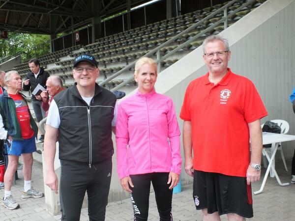 Drei Personen im sportlichen Outfit, werben für die Sportabzeichen Aktion.