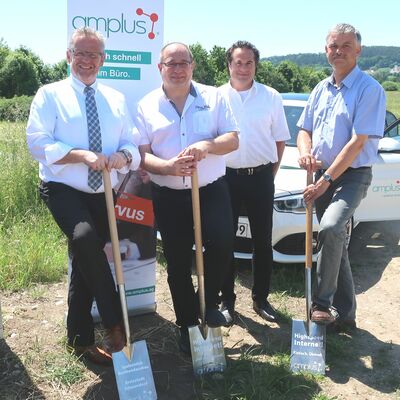 OB Andreas Feller und Bauamtsleiter Roland Stehr (links und rechts) beim gemeinsamen Spatenstich mit Vertretern der Firma amplus aus Teisnach.