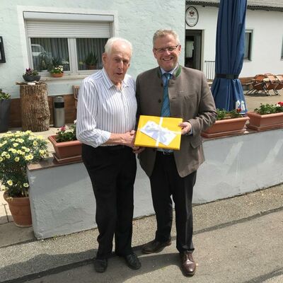Bild vergrößern: OB Feller gratuliert einem ehemaligen Mitarbeiter zum 90. Geburtstag.