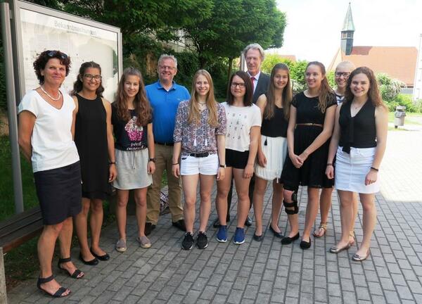 Oberbrgermeister Andreas Feller (4. von links) freut sich ber den Erfolg der Volleyballerinnen des Schwandorfer CFG-Gymnasiums in Berlin und empfing die Spielerinnen mit Betreuerin Thea Spies (1. von links) im Rathaus. Begleitet wurde das Team vom Schulleiter des Carl-Friedrich-Gau-Gymnasiums, OStD Dr. Johannes Werner (5. von rechts).