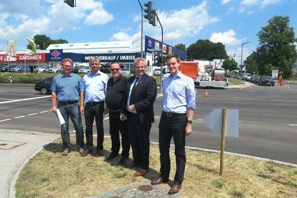 Oberb&uuml;rgermeister Andreas Feller (2. von rechts), Stefan Schamberger, Leiter Ordnungsamt (rechts au&szlig;en), Gerhard Grabinger, Stadtbauamt (links au&szlig;en) und Roland Stehr, Leiter Stadtbauamt (2. von links), erl&auml;uterten die durchgef&uuml;hrten Bauma&szlig;nahmen zur Sanierung der Globus-Kreuzung. Reiner Debernitz, Gesch&auml;ftsleiter Globus-Markt (Mitte) freut sich, dass die Zufahrt zum Markt wieder frei ist.