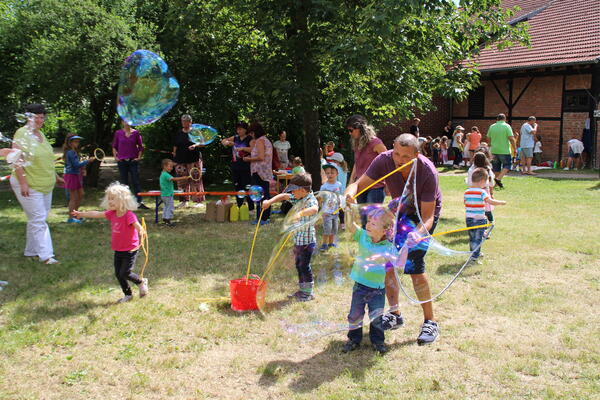 Viel Spaß hatten die Kinder beim Toben im Künstlerpark