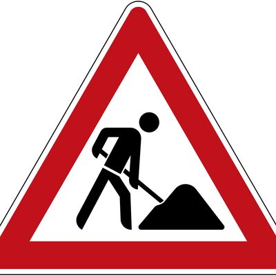 Rot umrandetes Dreieck mit einem Symbol das eine Baustelle anzeigt.