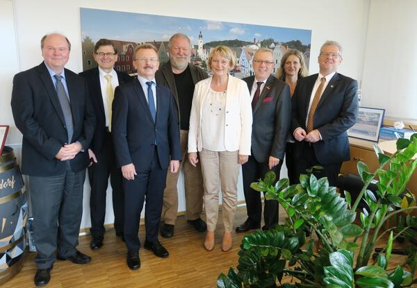 Mehrere Personen der Hochschulleitung der OTH Amberg-Weiden zu Gast im Rathaus.