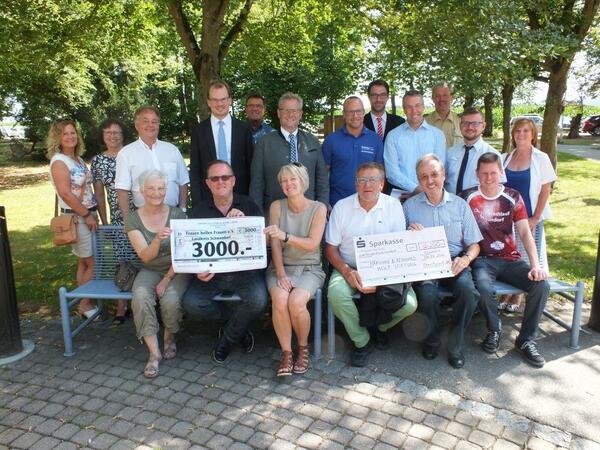 Organisatoren, Sponsoren und Vertreter der gemeinnützigen Einrichtungen freuten sich gleichermaßen über das tolle Spendenergebnis. 