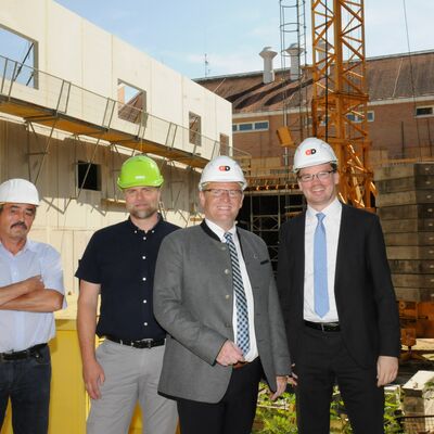 Bild vergrößern: Schwandorfs Oberbürgermeister Andreas Feller machte sich vor Ort gemeinsam mit Klinik-Geschäftsführer Marius Aach und Thomas Zlamal vom Asklepios Konzernbereich Architektur und Bau ein Bild vom Baufortschritt. Mitte 2018 sollen die Operationssäle umziehen.