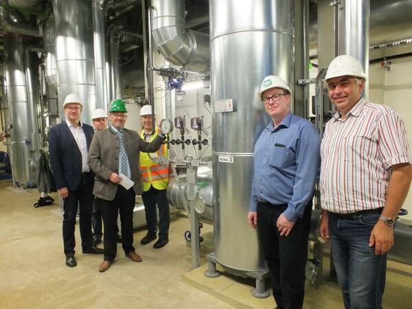 Sechs Personen sehen sich die erweiterte Auskoppelungsanlage im Zweckverband Müllverwertung Schwandorf an.