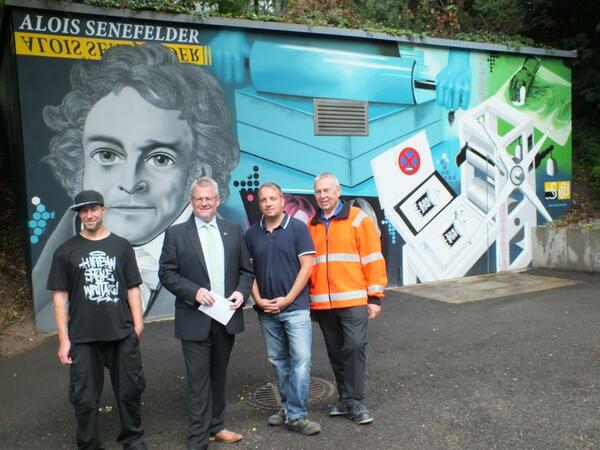 Markus Raab (links) präsentierte sein neuestes Kunstwerk. Er erhielt viel Lob von OB Andreas Feller, Christof Both und Werkleiter Walter Zurek (beide SWFS). 