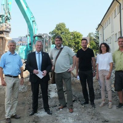 Bild vergrößern: Sechs Personen informieren sich über den Stand der Bauarbeiten an der Lindenschule.