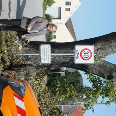 Bild vergrößern: Oberbürgermeister Andreas Feller vor einem großen Lindenbaum.