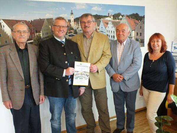 Auf das 31. Bundestreffen freuen sich gemeinsam mit OB Andreas Feller (zweiter von links) die Vorstandsmitglieder des Heimatverbandes Erwin Rippl, Gerd Hampl und Otto Ulsperger. Rechts Sabine Brunner, Ansprechpartnerin im Rathaus. 