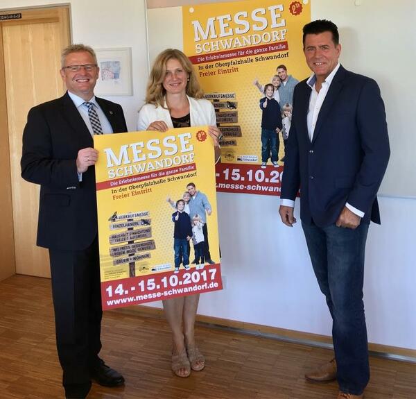 Bild vergrößern: PR_Foto_Plakatvorstellung_Feller_Schuierer_Mayer_Messe_Schwandorf2017