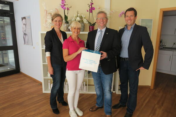 Oberbrgermeister Andreas Feller ( 2. von rechts) wnscht zusammen mit dem neuen Citymanager der Stadt Schwandorf Roland Kittel (rechts) und Wirtschaftsfrderin Maria Schuierer (links) der Inhaberin des neu erffneten MEDICAL BEAUTY viel Erfolg.