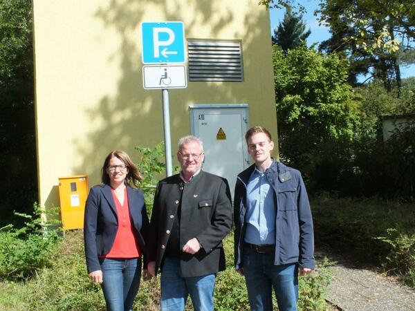 Bild vergrößern: (von links) Bürgermeisterin Martina Englhardt-Kopf und OB Andreas Feller ließen sich von Ordnungsamtsleiter Stefan Schamberger die Situation vor Ort erläutern.