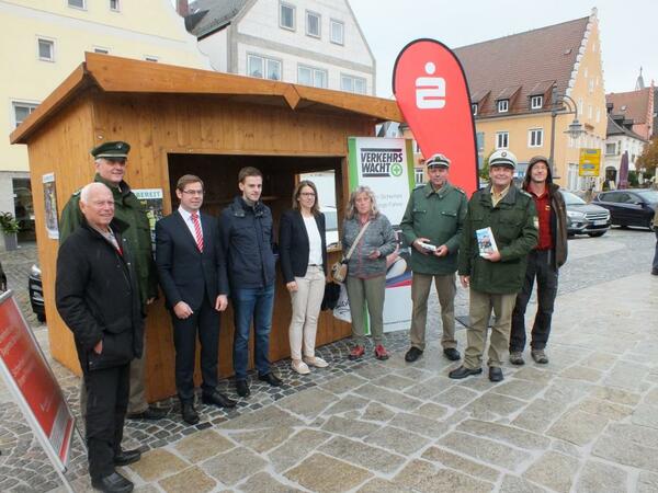 Bild vergrößern: Martina Englhardt-Kopf (5. von rechts) und PHK Dieter Jäger (2. von rechts) kamen gemeinsam mit Vertretern der beteiligten Stellen  und Passanten ins Gespräch.